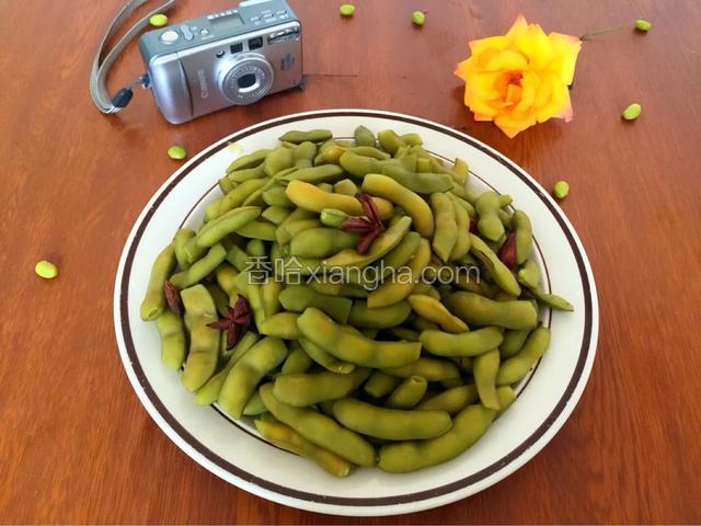 煮好的毛豆不要急于捞出，浸泡半小时以上更入味。
