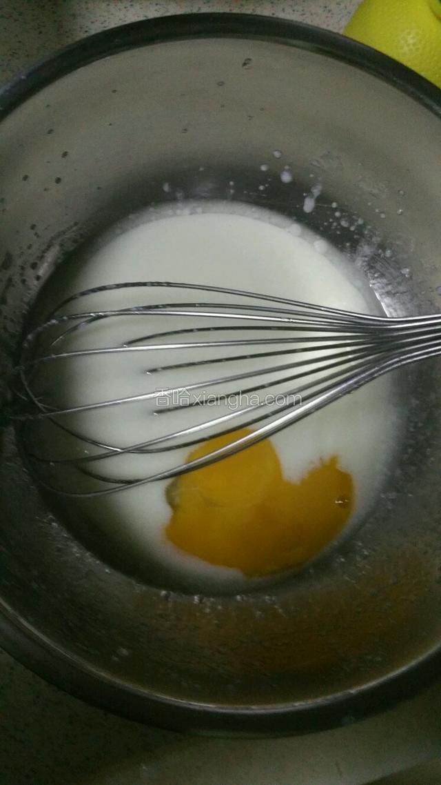 面包发20分钟后开始做蛋糕部分，粉类称重混合，二个盆擦干，一个放入20克牛奶和玉米油混合均匀，分次打入二个蛋黄，每打一次都要用打蛋器打匀
