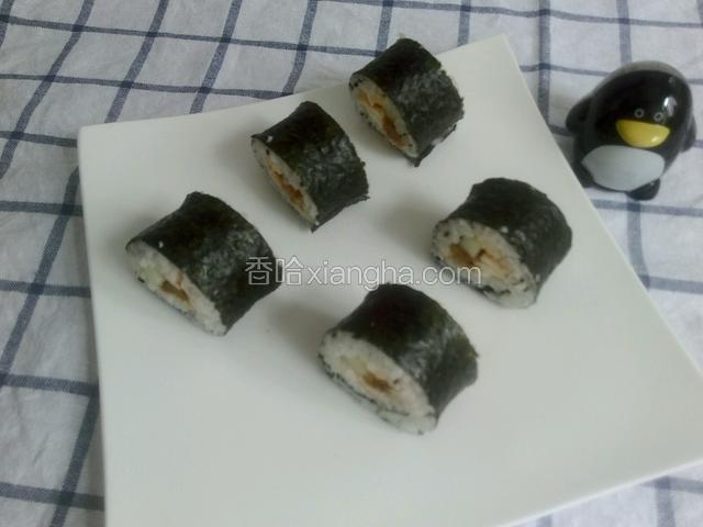 摆盘。吃的时候可以粘寿司醋或咸味沙拉。