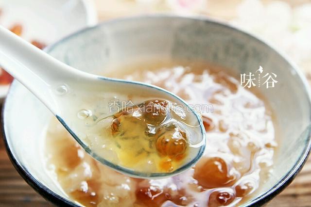 汤汁粘稠，银耳软糯，冷藏后食用口感更佳。