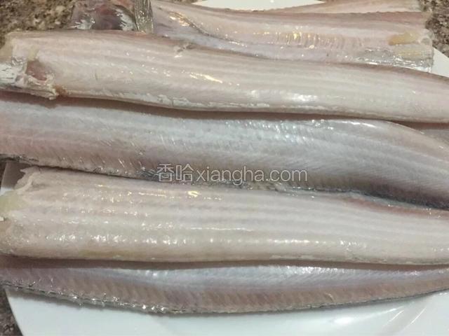 带鱼600g自然解冻，用钢丝球刷去带鱼表面的磷剪掉鱼鳍（其实清洗干净即可，白磷有很多功效鱼鳞含有较多的卵磷脂，而卵磷脂在一定程度上可增强记忆力，抑制脑细胞退化。此外，鱼鳞中含有多种不饱和脂肪酸，可减少胆固醇在血管壁上的沉积，从而防止动脉硬化、高血压和心脏病。）个人不喜欢
