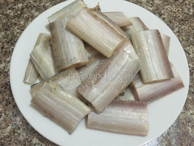 将鱼肚子剪开，取出内脏，鱼肚内壁有一层黑膜去除可以有效去除腥味
剁成大小合适的小块，加入料酒，葱姜，盐，胡椒粉腌制半小时入味

