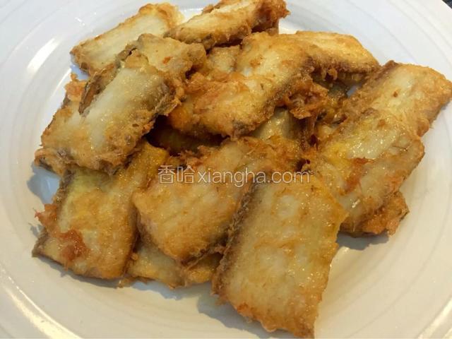 炸制两面金黄即可控干油分（家里面可以少放一些油，分成几次将带鱼炸熟）
