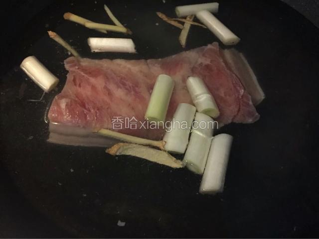 五花肉洗净冷水下锅，加入葱段，姜丝大火烧开
