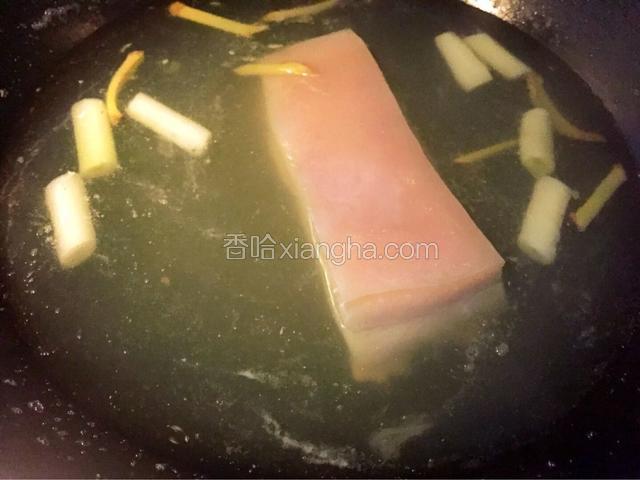 淋入白酒转小火煮四十到五十分钟（可以根据个人口味调节时间，想吃入口即化的可以炖煮一会儿）煮至筷子可以轻松穿过肉就可以了，捞出晾凉
