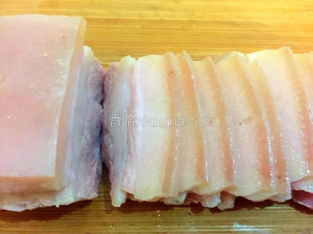 晾凉的肉切成薄片
