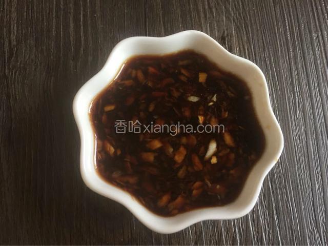 蒜用刀拍扁后用擀面杖或者压蒜器砸成蒜泥（不要剁，砸出来的蒜泥味道更佳。）加入鲜味酱油，醋，香油搅拌均匀

