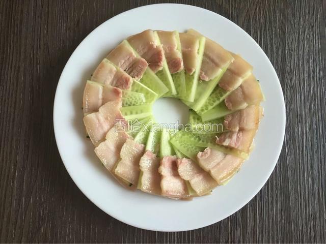 切好的白肉可以直接蘸着料汁吃，也可以卷着黄瓜沾酱汁吃，个人喜欢卷黄瓜的比较不会腻。
