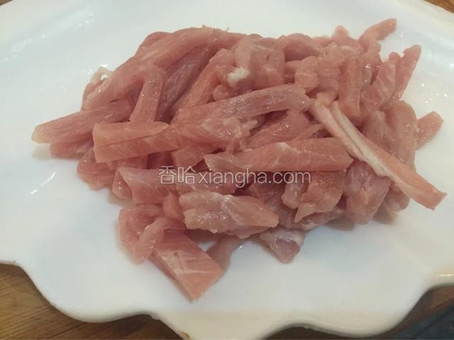 里脊肉切成片再切成丝，不要太细
香菜切段
