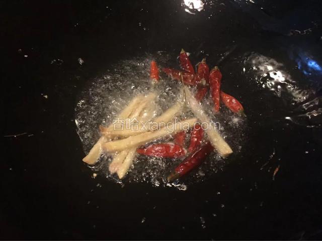 热锅冷油，油热加入姜丝，干辣椒炒香
