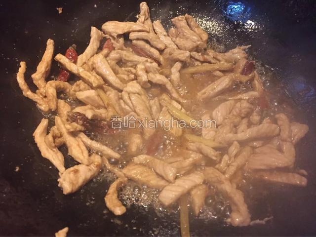 加入里脊肉炒至变色
