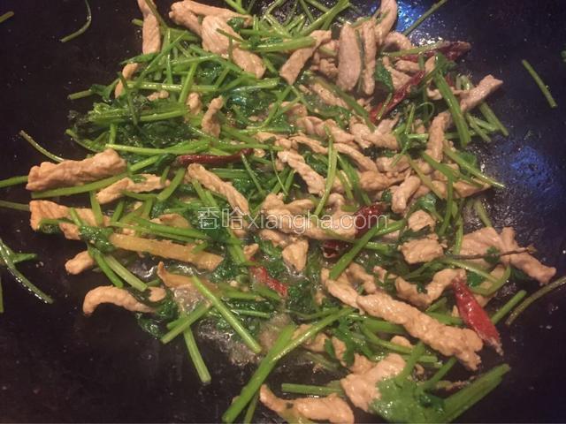 淋入一勺半酱油翻炒上色
出锅前撒上香菜
撒适量盐翻炒均匀

