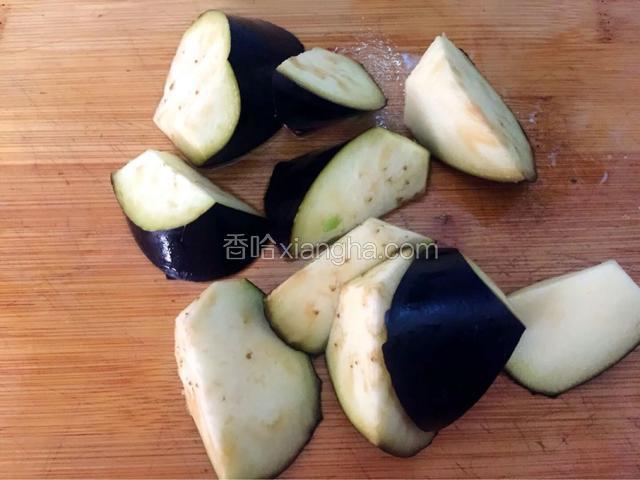 土豆洗净去皮切滚刀块，茄子洗净切滚刀块（茄子太老需要去皮）
