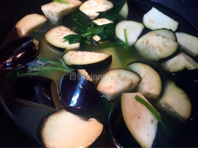 锅中热油，油热加入茄子土豆倒入没过茄子土豆的水大火烧开转小火煮二十分钟，加入菠菜撒适量盐大火收汤
