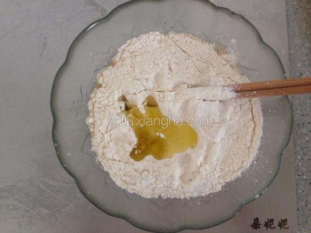 红糖加水煮化冷却后加入所有材料混合，注意煮红糖水挥发掉的水份补上，红枣去核剪碎浸泡片刻
