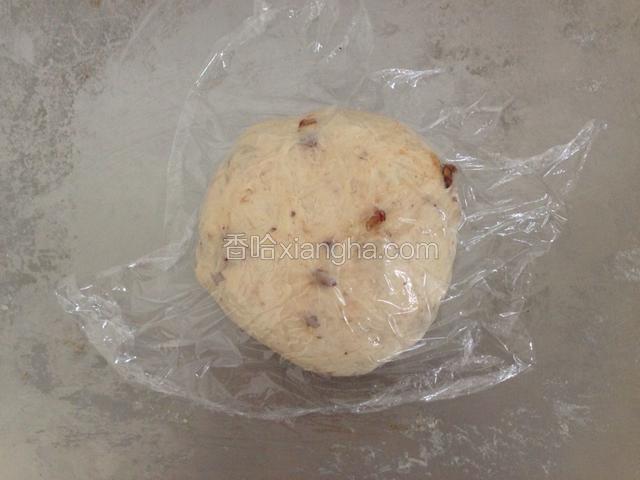 揉匀后室温发酵至两倍，排气松弛15分钟