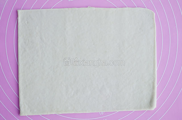 烤箱这时候可以调到240度进行预热。取一份面团，在案板上撒一些面粉防止面团沾粘，用擀面棍擀成你想要的形状。因为做的是薄底披萨，所以面饼擀的非常薄，这样烤起来脆脆的才好吃。为了凸显自己的专业和别具一格，我特地擀成了方形，当然最后的结果又一次证明了现实和理想的差距，就是这么大。
