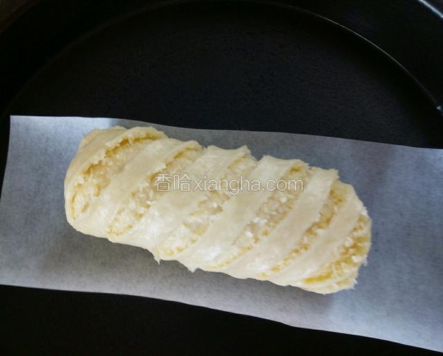 另外一个落单的面团也进行发酵。
其实如果是用金盘斜着平行摆放的话九个是没问题的，当然在称重分割的时候直接分成八个也行，这样就没有罗丹的，总之怎么安排自己规划吧。