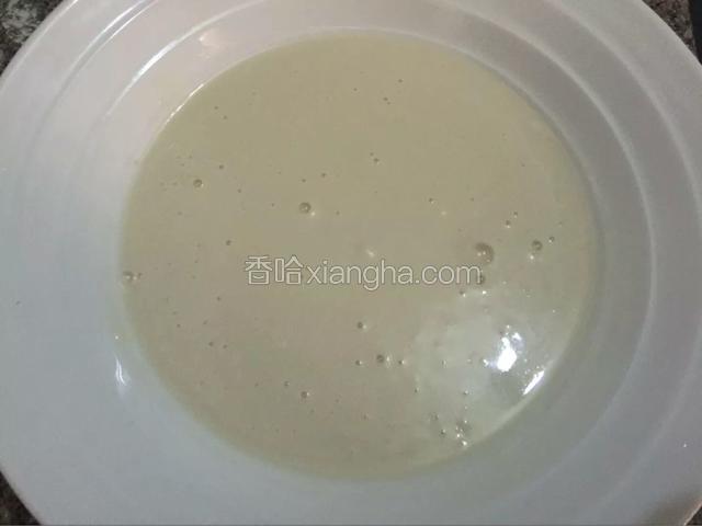 1.面粉加入水和成面团调成糊状（以用勺子舀起到出的面糊缓慢流淌为佳）
