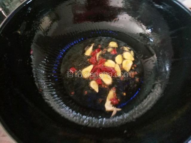 蒜片，辣椒段，花椒放锅内爆香