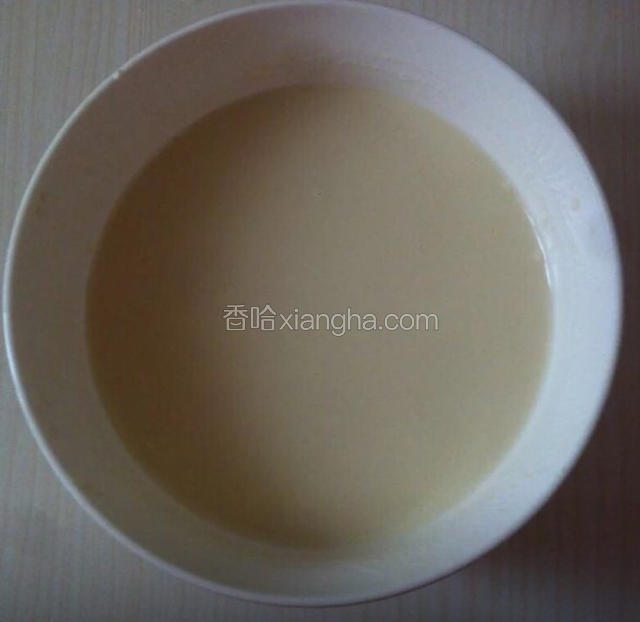 面粉加入适量水和成面糊稍稀一些，用网状漏勺上下搅拌使面糊细腻没有颗粒
