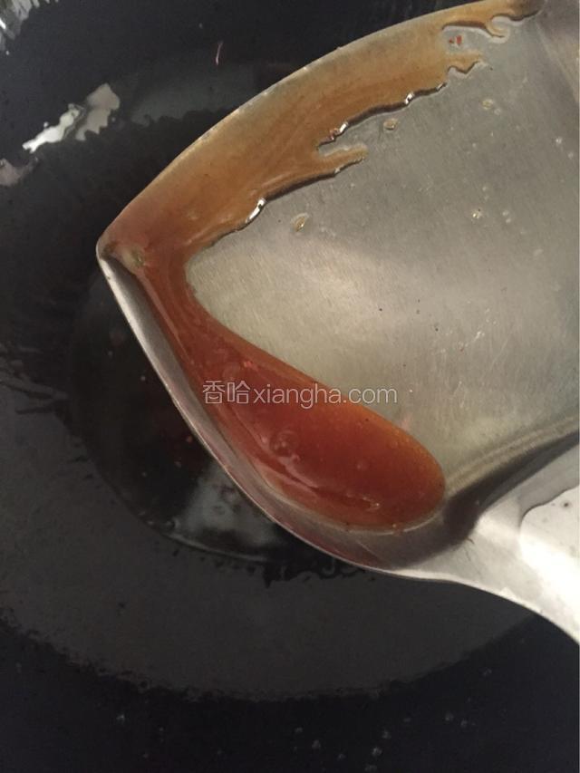 最最小火，把白糖炒化至咖啡的颜色