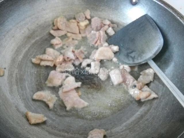 倒入肉片滑炒，加一点生抽