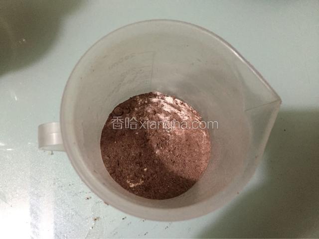 低筋面粉和可可粉混合备用