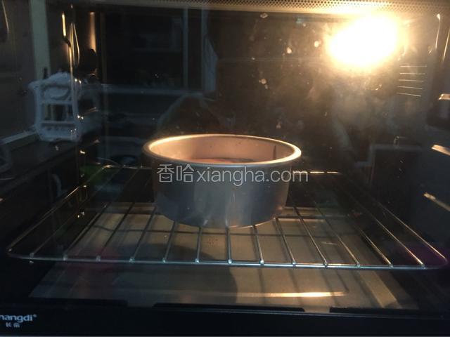 放进预热好的烤箱，上火90度，下火150度，下层40-45分钟