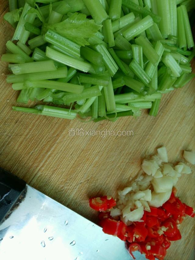 芹菜洗干净，切小段
辣椒、大蒜切碎