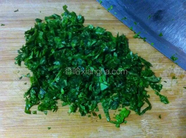 将叶子放案板上斩粹