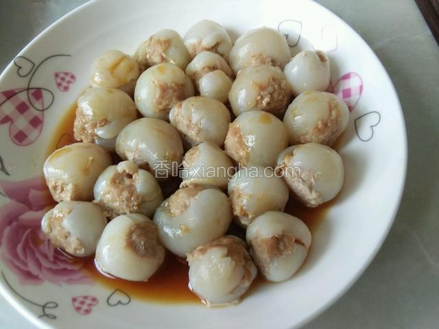 荔枝酿蒸熟出锅后，撤上葱花，把蒸汁倒入锅中加生抽勾芡，淋在荔枝酿上面
