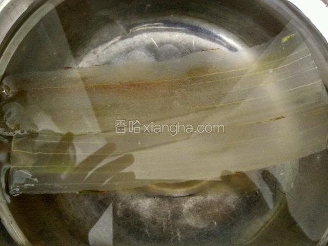 去皮，放入淡盐水中浸泡备用(防痒化变黑)
