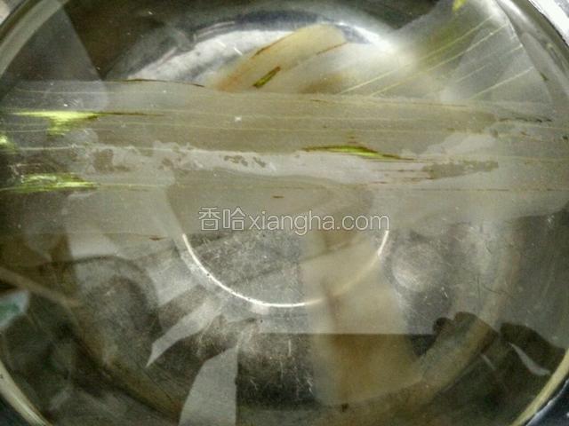 锅里放水，大火烧沸，清水冲洗的芦荟放入锅中煮5一6分钟