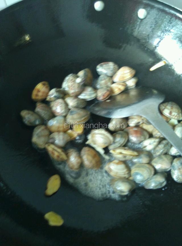 下花蛤翻炒至开口，下料酒。