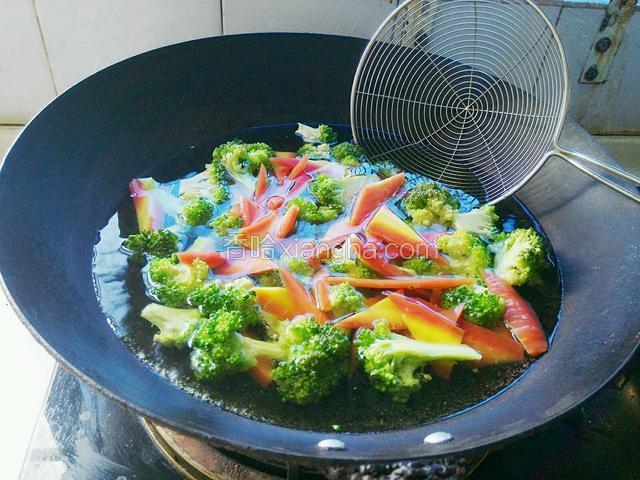 水开后放入红萝卜西兰花下锅焯水一分钟左右。
注：断生即可（时间过长影响口感）
