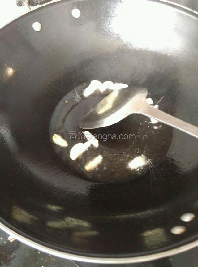 油锅烧热下蒜瓣爆香。