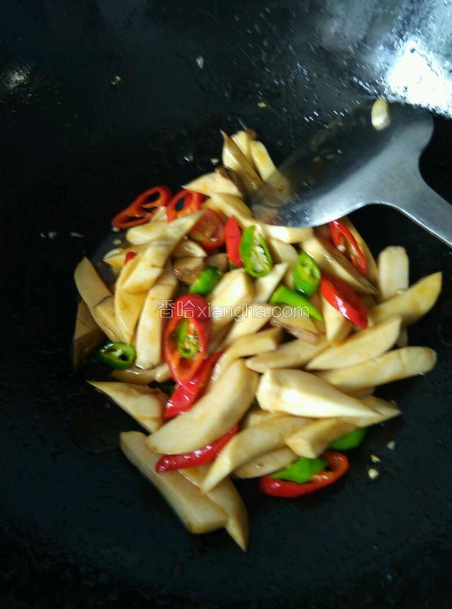 下青红椒，加少许生抽、味精翻炒均匀。