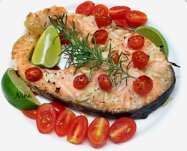 搭配蔬菜色拉摆盘享用吧。
Bon appetite.