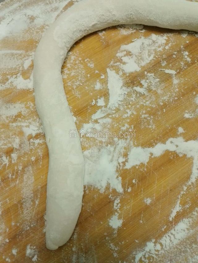 把醒好的面团搓成长条