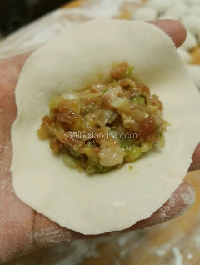 拿一个挤子搓圆擀成饺子皮，放上肉馅