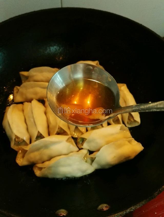 此时淋入 调好的醋水盖上盖，小火直至汤汁收干，接着再淋一次，盖上盖小火继续闷，这次等汤汁再次收干就可以出锅了。