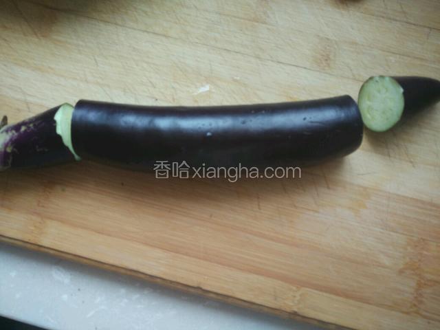 茄子洗干净，去头尾，留中间粗细均匀的地方