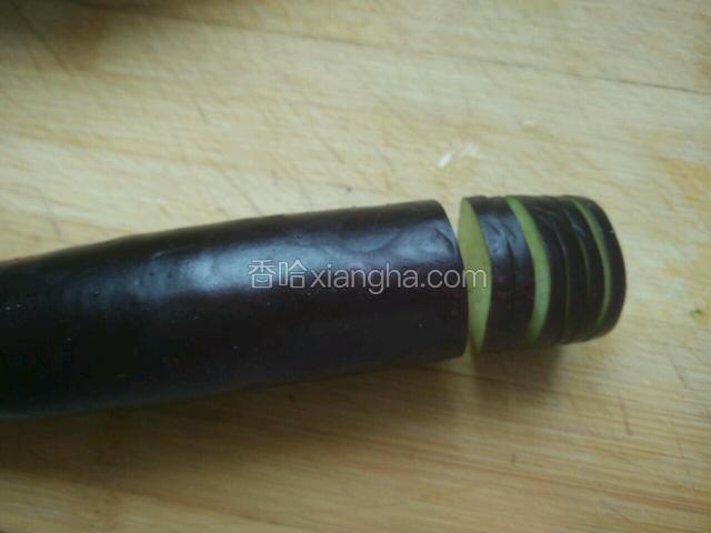茄子切薄片，开始底部不要切断，六片为一组切断
