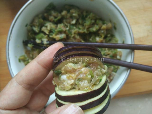 依次在缝隙间塞上肉
