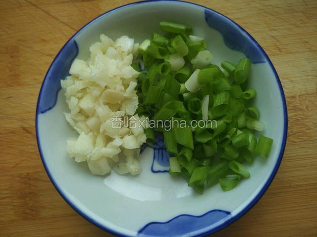 蒸茄子的时候准备蒜沫，葱沫