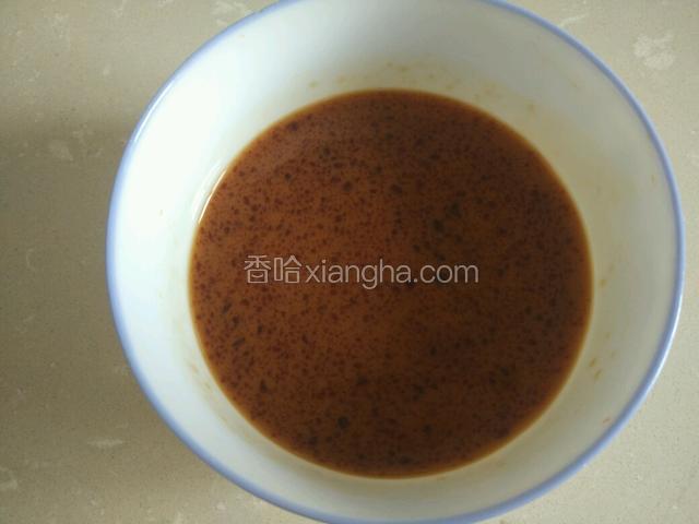 找来一只碗，将白糖，白醋，生抽，蚝油，淀粉，加适量水搅拌均匀成酱汁