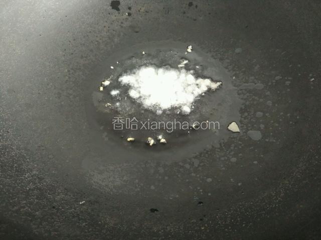 炒锅内放植物油，油热放蒜沫爆香