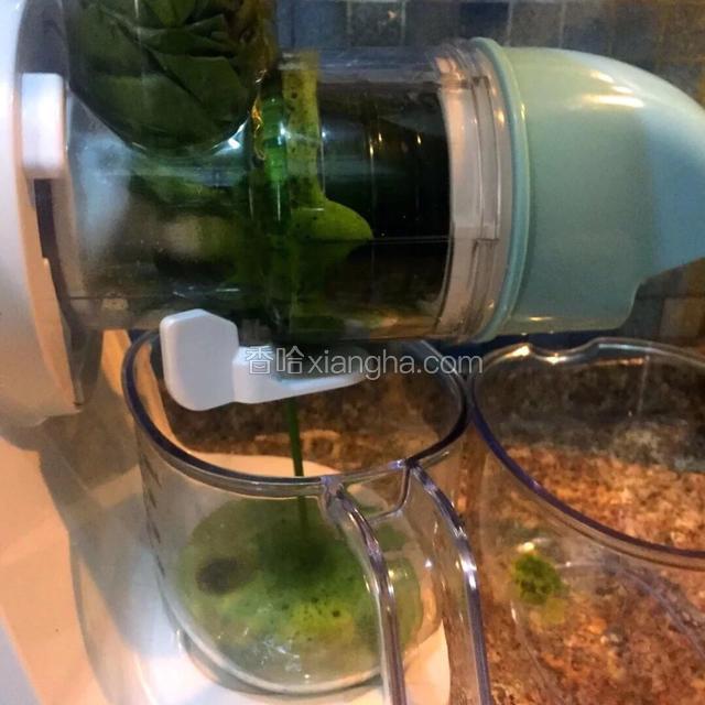 南瓜去皮去瓤蒸熟，同样入料理机打成泥备用
苋菜焯水反复搓洗至水变红
菠菜榨汁备用
