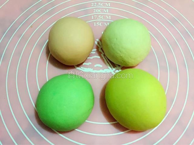 面粉加入菠菜汁和成绿色面团
面粉加入苋菜汁和成粉色面团
面粉加入南瓜泥和成黄色面团
面粉加入水和成白色面团
所有面团静置二十分钟备用
